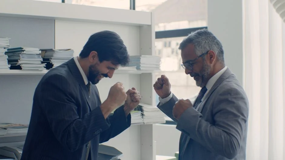 Un espace de travail épuré et contemporain, avec un lightbox affichant #TREND et un écran d’ordinateur présentant une solution de mur social.
